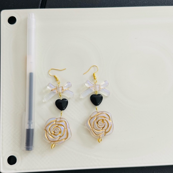 Elegant Gold and Black Rose Earrings - Picture 4 of 4